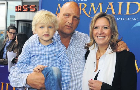 Familiefoto van de tv-persoonlijkheid, getrouwd met Jacqueline den Blijker, die beroemd is vanwege Herrie XXL & Herman Helpt  